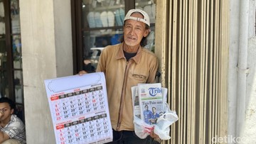 Dedikasi Pria 70 Tahun: Tetap Setia Antar Koran di Tengah Hiruk Pikuk Pasar Baru Bandung