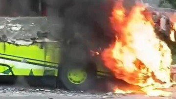 Bus Wisata Tak Berpenumpang Terbakar Hebat di Tol Cipali KM 95, Lalu Lintas Sempat Terdampak