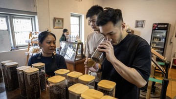 Pengunjung menikmati kopi di Dharma Boutique Roastery, Wotgandul Barat, Kranggan, Semarang, Jawa Tengah. Foto: ANTARA FOTO/Bayu Pratama S