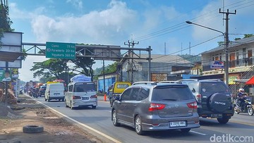 Kisah Perjalanan Mudik Penuh Kejutan: Dari Tertinggal Kendaraan hingga Nekat Naik Ambulans di Jawa Barat