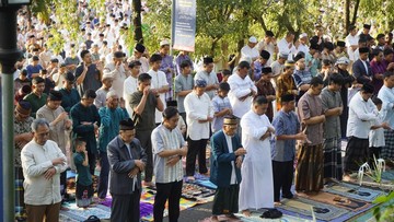 Warga Muhammadiyah Malang menggelar salat Idul Fitri di halaman Kampus UMM. Foto: Istimewa