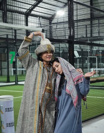 Aksi Kocak Hesti Purwadinata dan Suami: Totalitas Bermain Padel dengan Kostum Tak Terduga