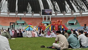 Semarak Lebaran di Stadion Pakansari: Ribuan Jamaah Bogor Rayakan Idul Fitri dengan 7.000 Porsi Hidangan Gratis