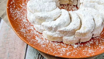 Kue putri salju menjadi salah satu makanan manis yang kerap ditemui di Lebaran (Foto: Getty Images/iStockphoto)
