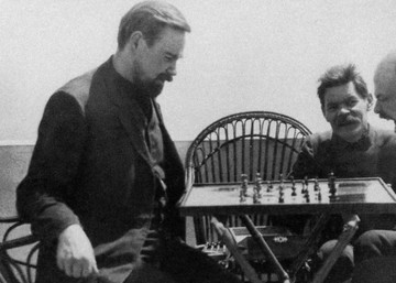 Lahir tahun 1921 di Connecticut, Haroutune Krikor Daghlian adalah seorang fisikawan Amerika keturunan Armenia yang bekerja untuk Proyek Manhattan, yaitu proyek penelitian dan pengembangan yang menghasilkan bom atom pertama. Dia secara tidak sengaja meradiasi dirinya sendiri pada bulan Agustus 1945, saat percobaan di fasilitas Situs Omega yang terpencil di New Mexico. Dia meninggal hanya 25 hari kemudian. Foto: List25