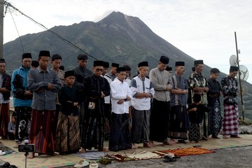 Foto udara umat Islam melaksanakan shalat Idul Fitri 1447 Hijriah di Stadion Gelora Kie Raha Ternate, Maluku Utara, Sabtu (21/3/2026). Shalat Idul Fitri 1447 Hijriah di wilayah itu dilaksanakan secara serentak sesuai dengan ketetapan pemerintah yaitu 1 Syawal 1447 H pada Sabtu 21 Maret 2026. ANTARA FOTO/Andri Saputra