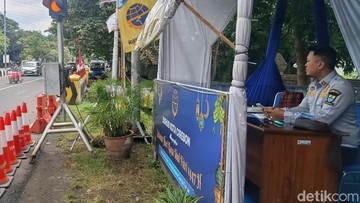 Pahlawan Pantura Tanpa Tanda Jasa: Sosok Libo di Tengah Hiruk Pikuk Arus Mudik Cirebon