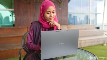 Yoga Pro 7i Aura Edition mengusung desain minimalis dengan warna Luna Grey yang terlihat profesional. Engselnya dapat dibuka hingga 180 derajat, memberikan fleksibilitas saat digunakan di berbagai posisi kerja. Foto: Najmi Hudaa/detikFoto