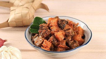 Makanan enak saat lebaran. Foto: Getty Images/Ika Rahma