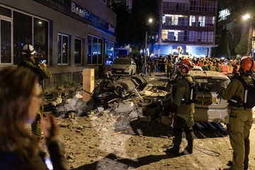 Serangan rudal Iran ke Israel. Foto: (AFP/ILIA YEFIMOVICH)