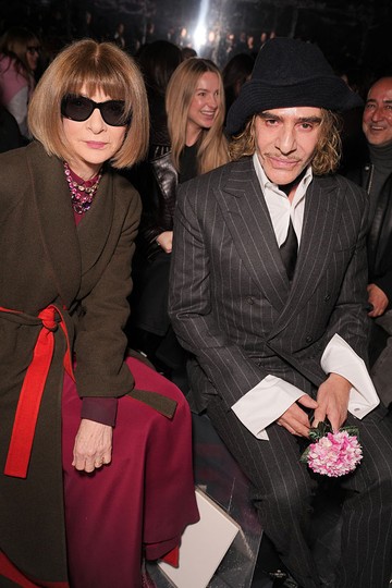 Anna Wintour dan John Galliano di fashion show Dior Haute Couture Spring/Summer 2026. (Foto: Swan Gallet/WWD via Getty Images)