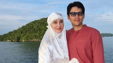Melalui media sosial Luna Maya dan Laura membagikan momen hangat usai salat Idulfitri bersama Maxime Bouttier, dengan latar pemandangan laut di kawasan Papua Barat Daya itu. (Instagram claurakiehl)