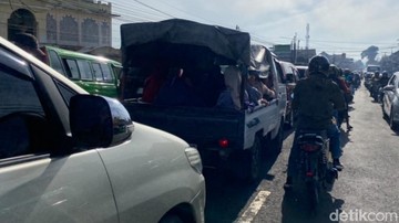 Menantang Terik dan Angin: Potret Pemudik Mobil Bak Terbuka di Jalur Cianjur-Bandung