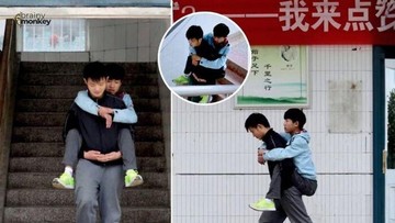 Kita mulai dari penyanyi Post Malone. Di malam natal, ia memesan USD 1 agar bisa memberikan tip USD 20.000 untuk bartender yang merupakan single mom dengan dua pekerjaan. Foto: DudepostingWs via Bored Panda