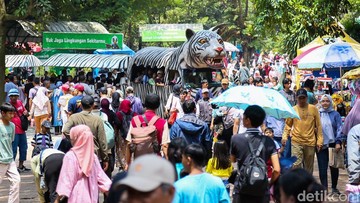 Warga memadati Taman Margasatwa Ragunan, Jakarta, Minggu (22/3/2026).