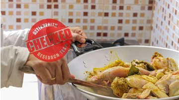 Memanaskan ulang opor sisa lebaran. Foto: iStock