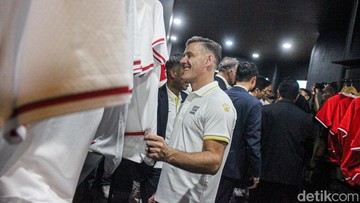 Pelatih Timnas Indonesia John Herdman dengan jersey baru Skuad Garuda. Foto: Muhammad Reevanza/detikFoto