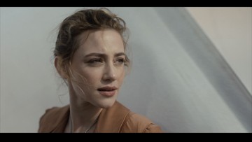 Sorotan Dunia Tertuju pada Lili Reinhart Usai Tampil Memukau dalam Video Musik Terbaru BTS 'Swim'