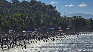 Lautan manusia memenuhi pantai Karang Hawu di Sukabumi (Syahdan Alamsyah/detikJabar)