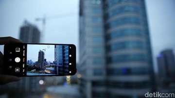 Ilustrasi memotret dengan handphone/Foto: Amanda Rachmadita