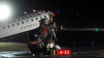 Seorang penumpang menceritakan momen mencekam saat pesawat Air Canada CRJ-900 mengalami kecelakaan di Bandara LaGuardia, menabrak truk pemadam kebakaran.(Adam Gray/Reuters)