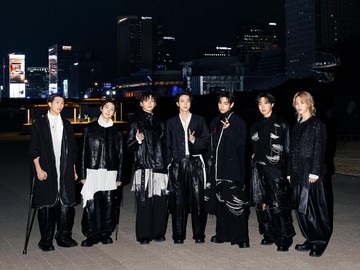 Penampilan BTS saat menggelar konser 'BTS Comeback Live: ARIRANG' di Gwanghwamun Square. Foto: dok. HYBE