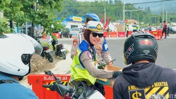 Polwan Polres Garut Turun Tangan Bantu Kelancaran Arus Kendaraan Saat Skema One Way Lebaran