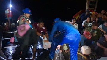 Foto: Foto: Suasana saat petugas evakuasi 64 wisatawan yang nyaris tenggelam diperairan Batu Bara (dok. Polairud Batu Bara).