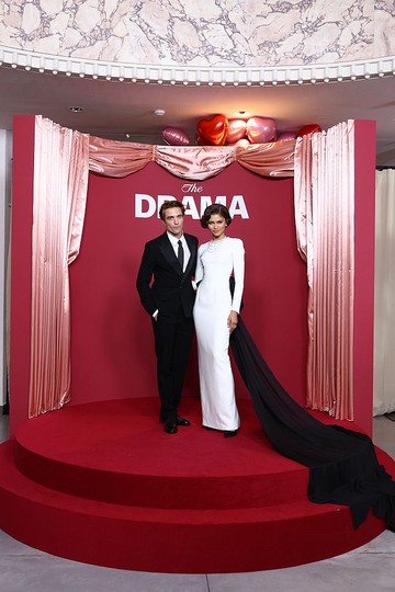 Pesona Gaun Putih Zendaya di Premiere 'The Drama', Tampil Memukau Bersama Robert Pattinson