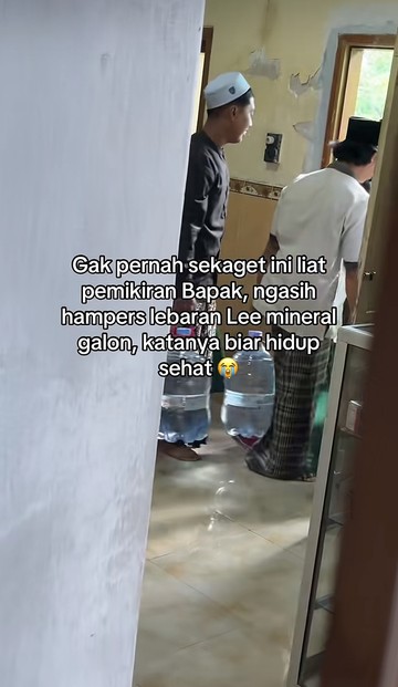 Kisah bapak yang memberikan hampers Lebaran berupa galon air mineral. Foto: Dok. TikTok @knslsabla.