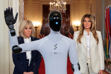 Melania Trump bersandingan dengan robot humanoid di Gedung Putih. (Foto: REUTERS/Kylie Cooper)