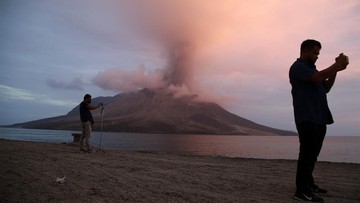 Gunung Ruang dilihat dari Pulau Tagulandang ANTARA FOTO/ANDRI SAPUTRA