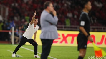 Pelatih Timnas Indonesia John Herman saat memberi arahan kepada Jay Idzez dan kawan-kawan di SUGBK, Jakarta, Jumat (27/3/2026).