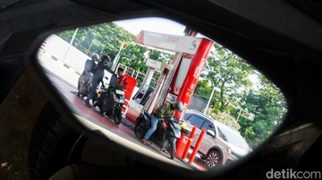 Peningkatan ini terlihat di sejumlah stasiun pengisian bahan bakar umum (SPBU), termasuk di kawasan Lenteng Agung, Jakarta, Senin (30/3/2026), di mana antrean kendaraan tampak lebih padat dari biasanya.