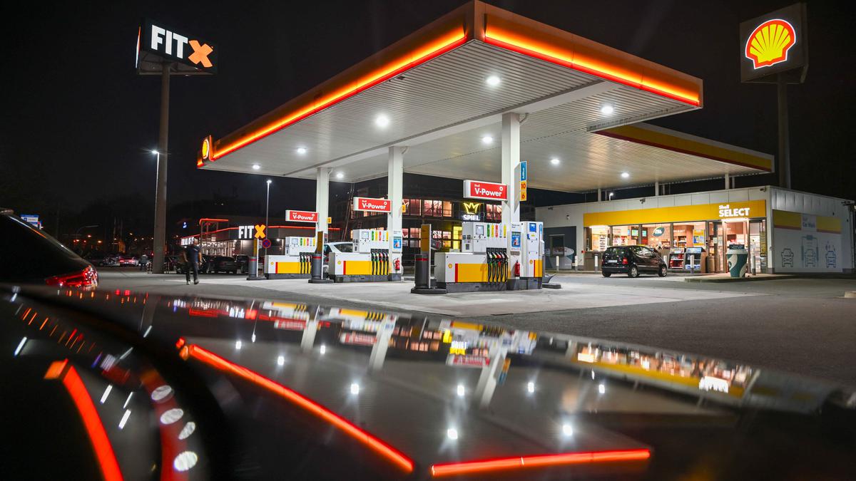 Pasar Panik: Harga Minyak Dunia Anjlok di Tengah Bayangan Perang Iran dan Intervensi Global