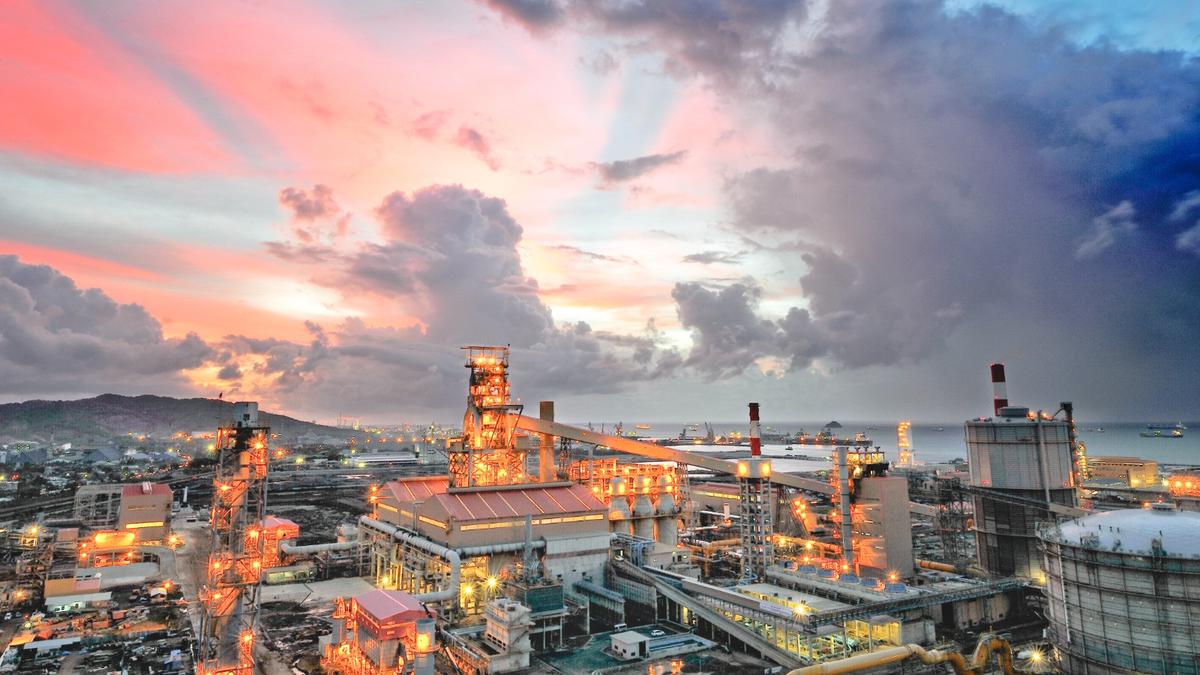 Krakatau Posco dan DLH Cilegon Bersinergi: Slag Baja untuk Infrastruktur Berkelanjutan di Jalan Kranggot