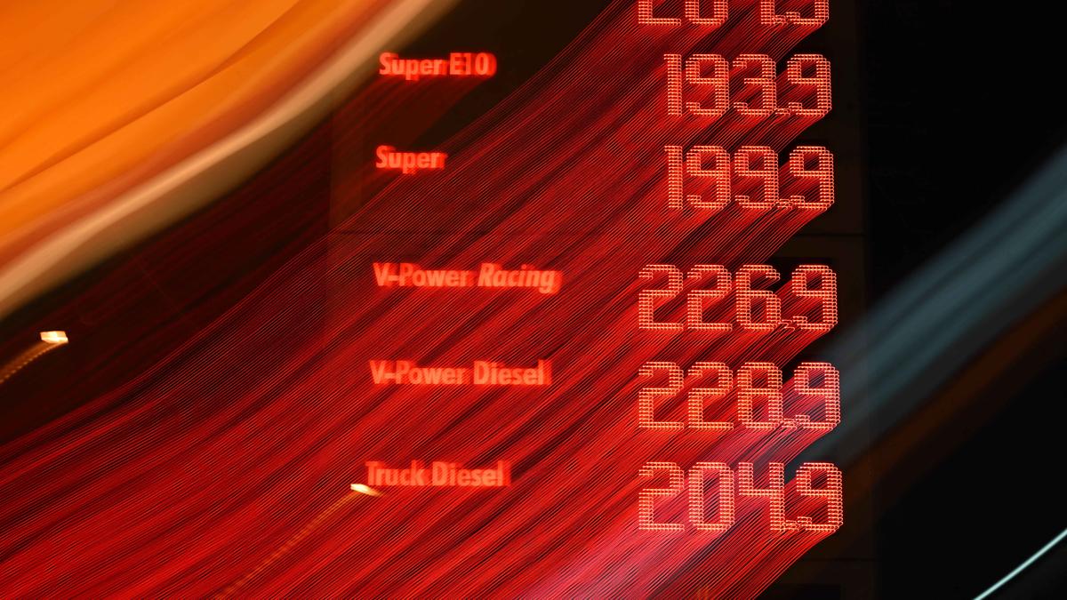 Gelombang Harga Minyak Dunia Ancam APBN: DPR RI Soroti Potensi Defisit Lebih Dalam Akibat Konflik Timur Tengah