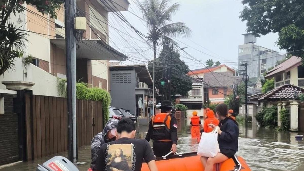 Jakarta Barat Terendam: 16 RT dan 2 Ruas Jalan Masih Berjuang Melawan Banjir Usai Hujan Deras Akhir Pekan