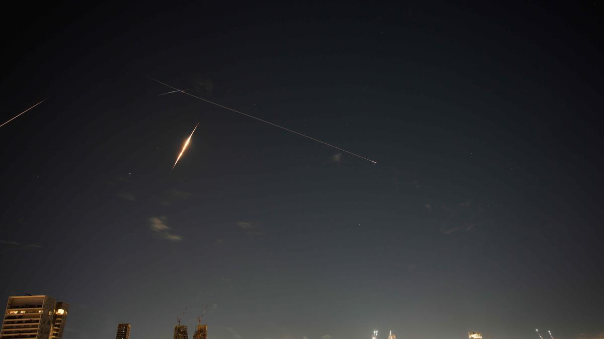 Perang Iran-AS-Israel: Ancaman Gelombang PHK dan Inflasi bagi Buruh Indonesia