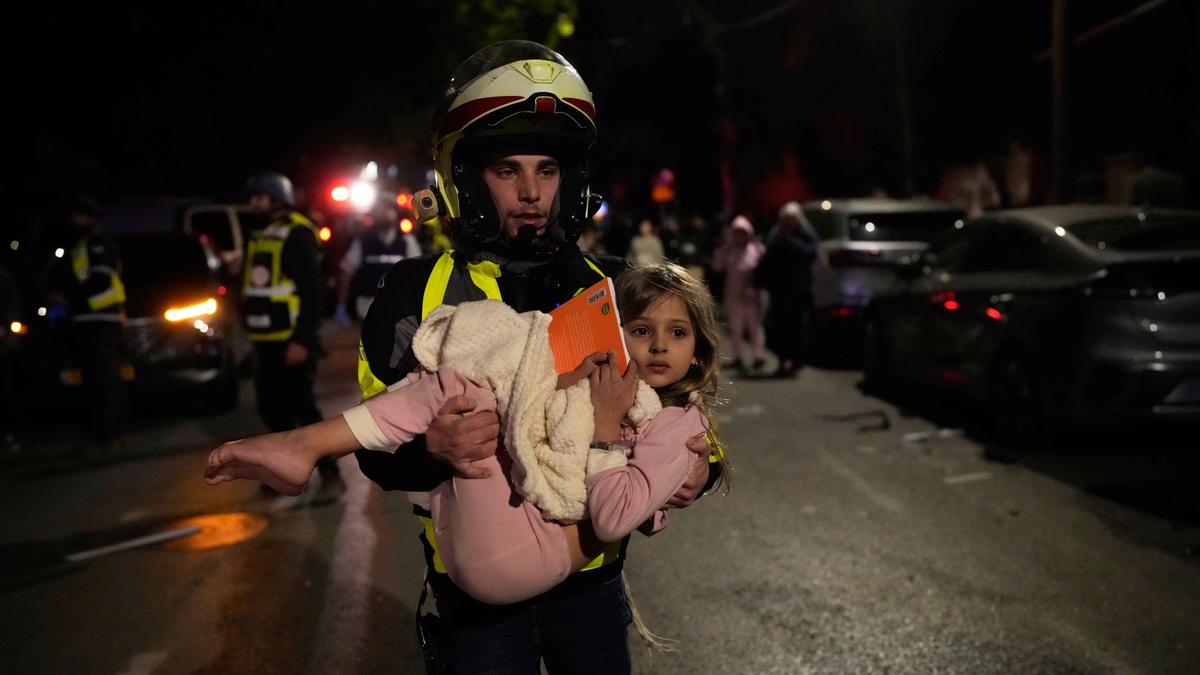 Eskalasi Konflik Timur Tengah: Iran Luncurkan Serangan Balasan Besar-besaran ke Israel dan Pangkalan AS