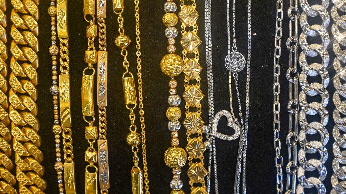 Analisis Mendalam Harga Emas Perhiasan 1 Maret 2026: Panduan Lengkap untuk Investor dan Kolektor