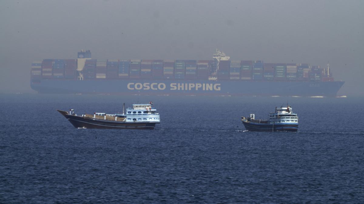 Eskalasi Timur Tengah Memicu Kekhawatiran: AS Keluarkan Peringatan Maritim di Selat Hormuz, Potensi Dampak Global Mengintai